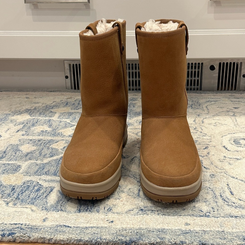 Ladies Ugg Classic Weather Short Boots - size 8 (pristine!)